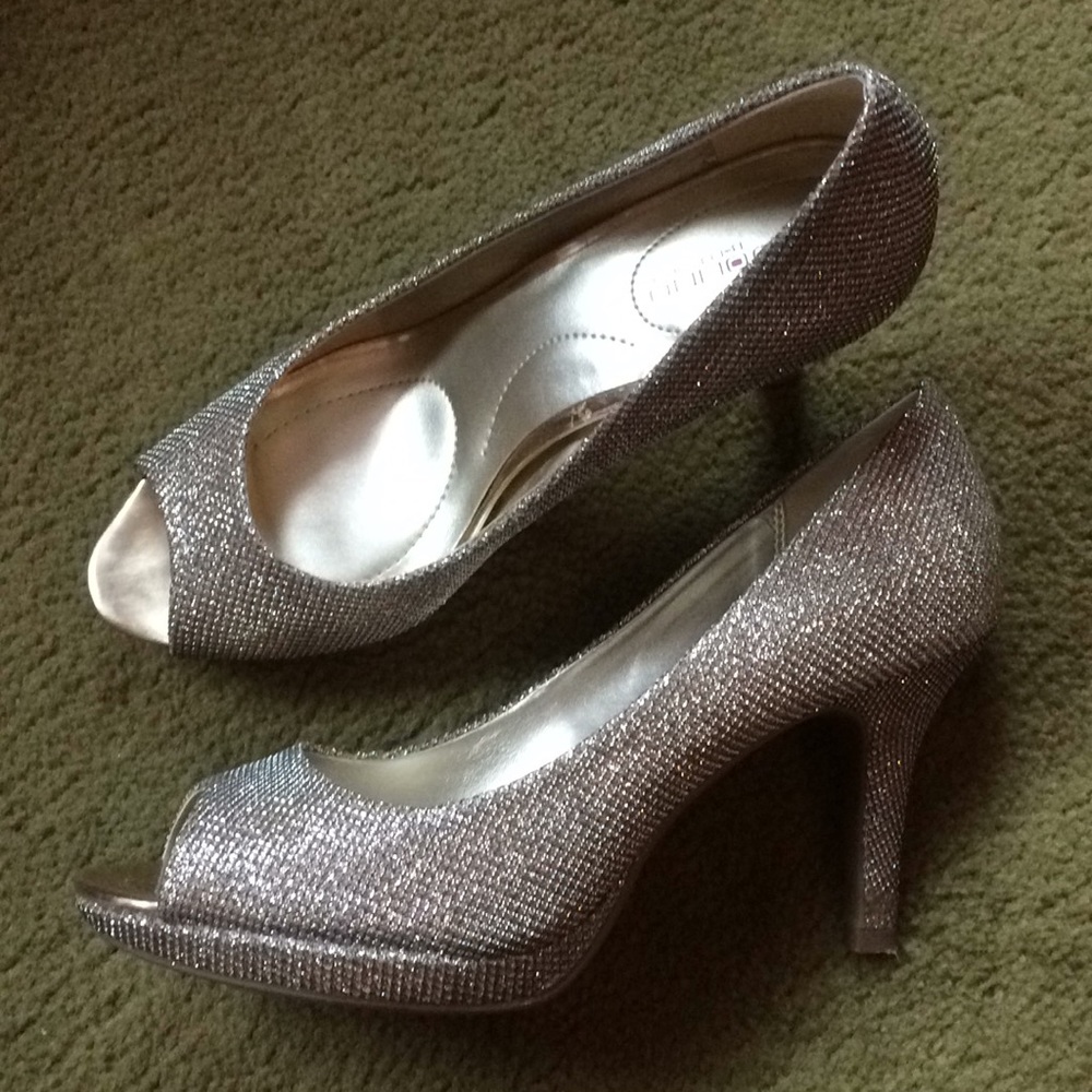 Glittery pumps